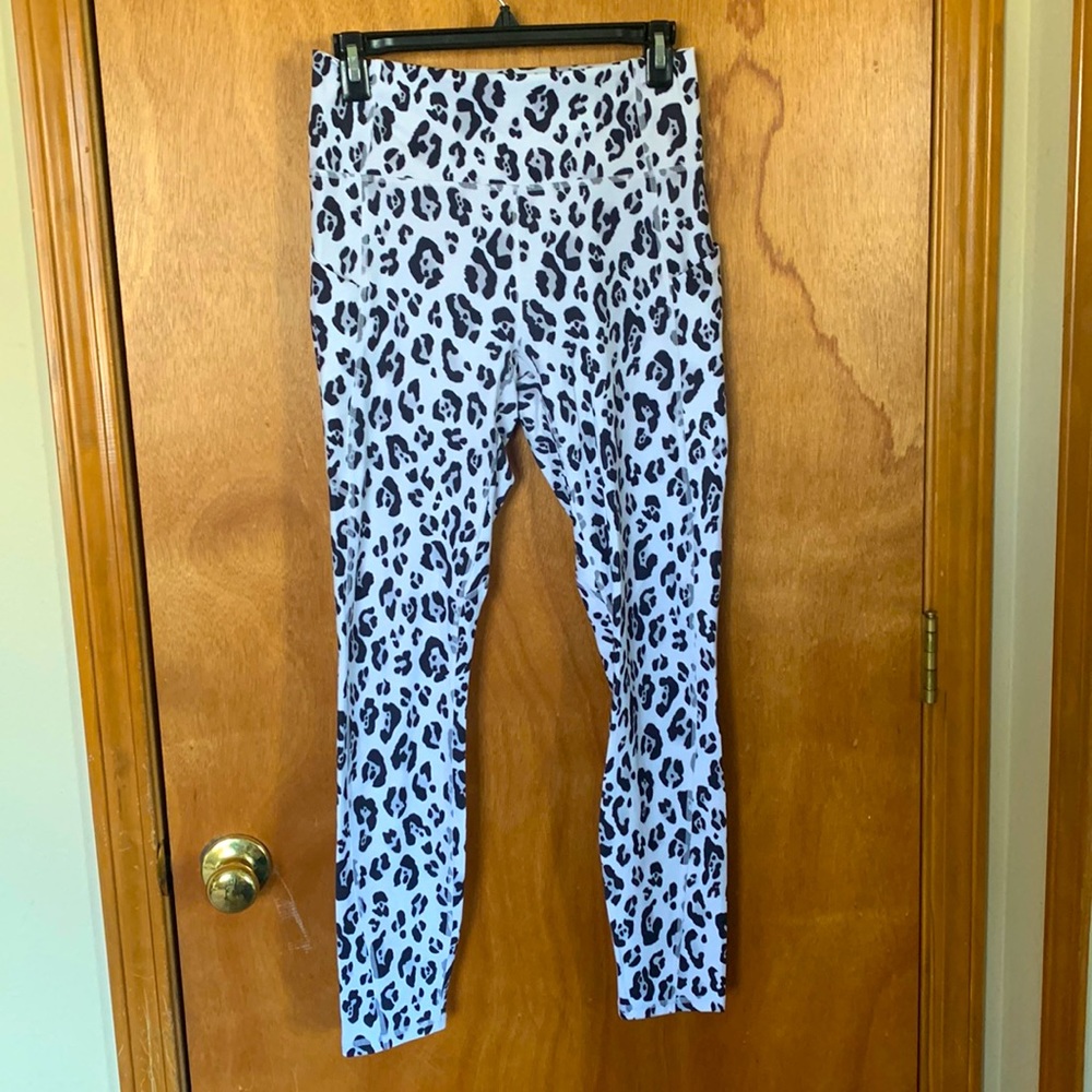 Snow leopard athletic leggings